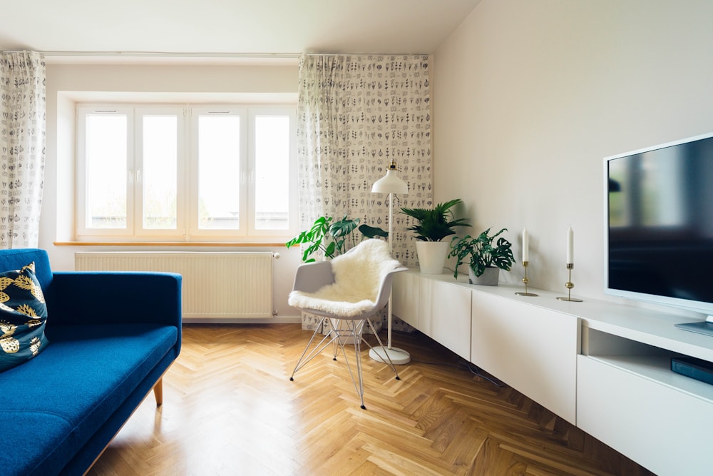 Aufgeräumter, klar strukturierter Wohnraum mit heller Möblierung